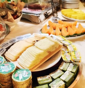 Free daily buffet breakfast - Hotel Borgo Antico (Como)