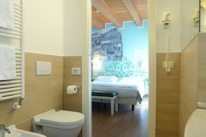 A bathroom with a toilet, sink, and a shower area. - Hotel Borgo Antico (Como)