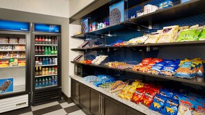 Un bar proposant des boissons fraîches, des chips et des biscuits.