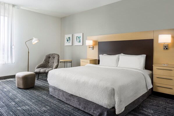 Espacio para trabajar con laptop y tabla de planchar con plancha 