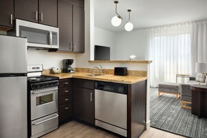 Espacio para trabajar con laptop y tabla de planchar con plancha 