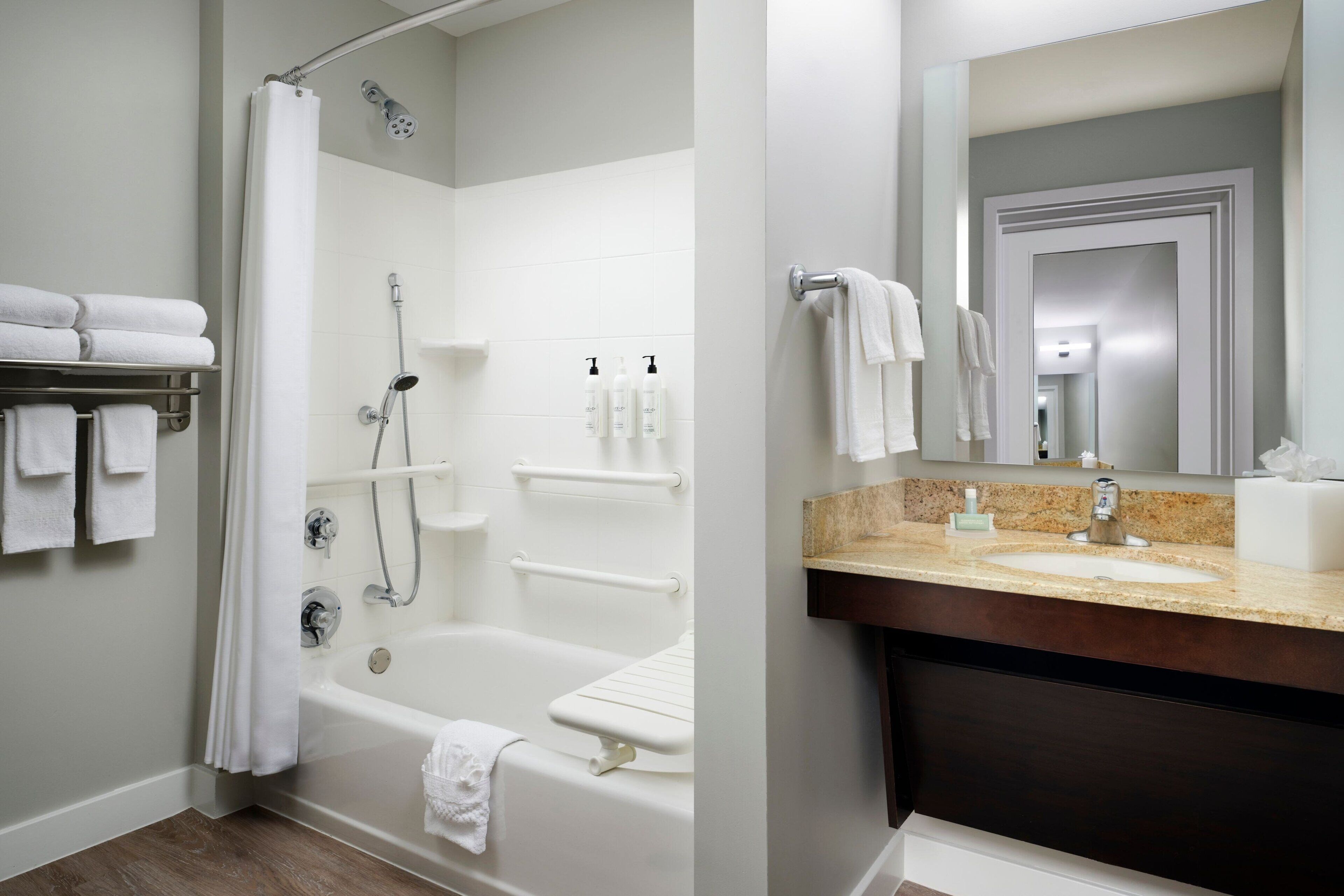 淋浴/盆浴组合、吹风机、毛巾