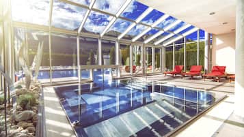 2 Innenpools, Außenpool, Sonnenschirme, Liegestühle