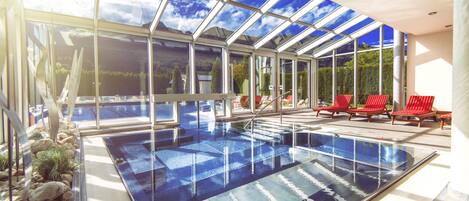 2 albercas techadas, alberca al aire libre y sombrillas en la alberca