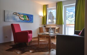 Deluxe Room, Balcony, Mountain View | Living area