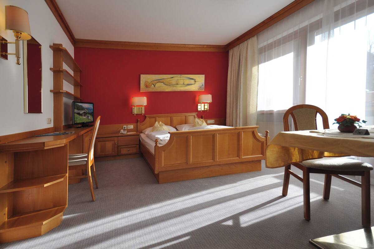 Economy Room | Premium bedding, in-room safe, individually furnished, desk