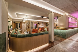 Bar (trong khuôn viên)