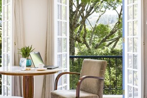 Frigobar, cofres nos quartos, escrivaninha, quartos à prova de som