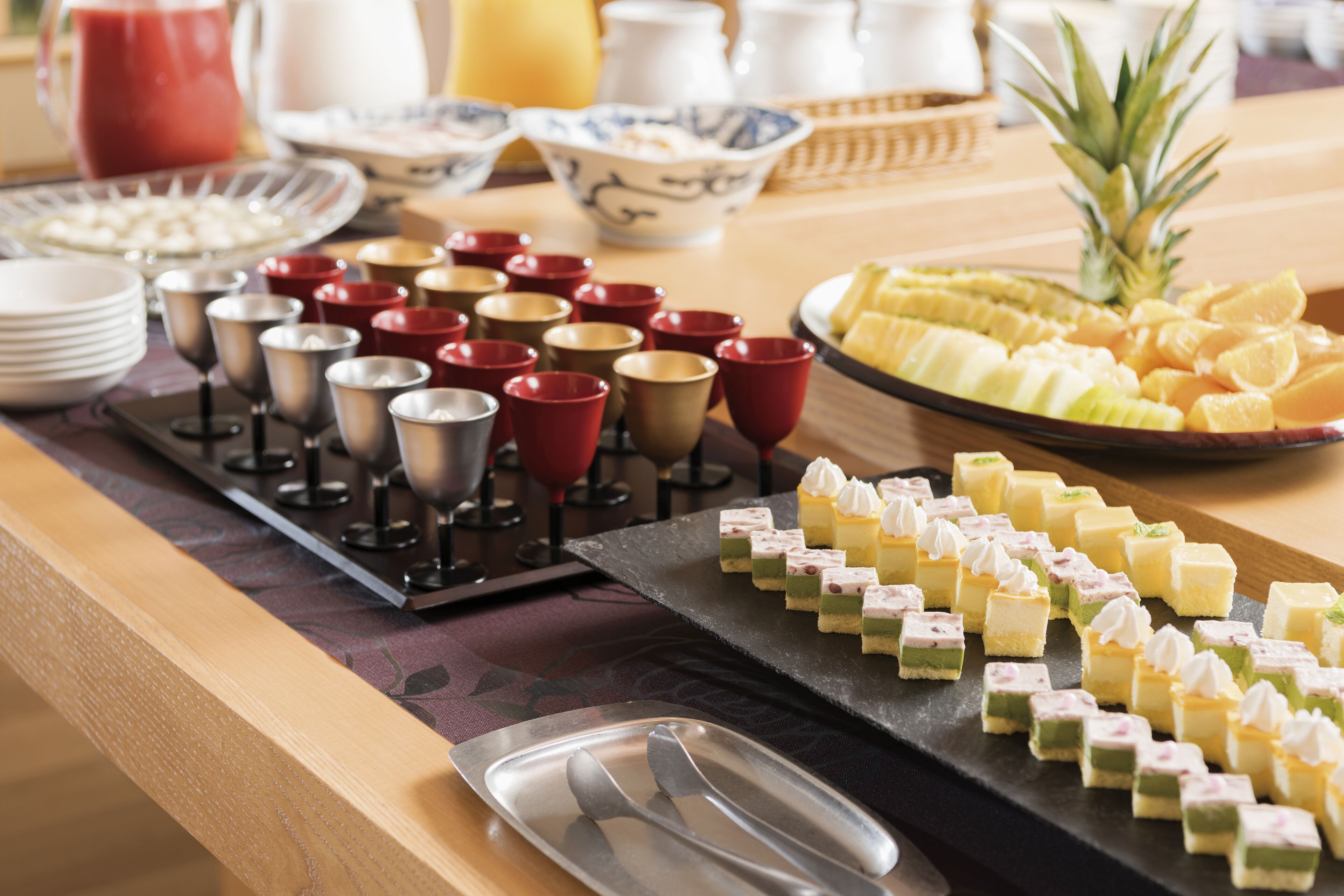 Een buffet met diverse gerechten en bestek.