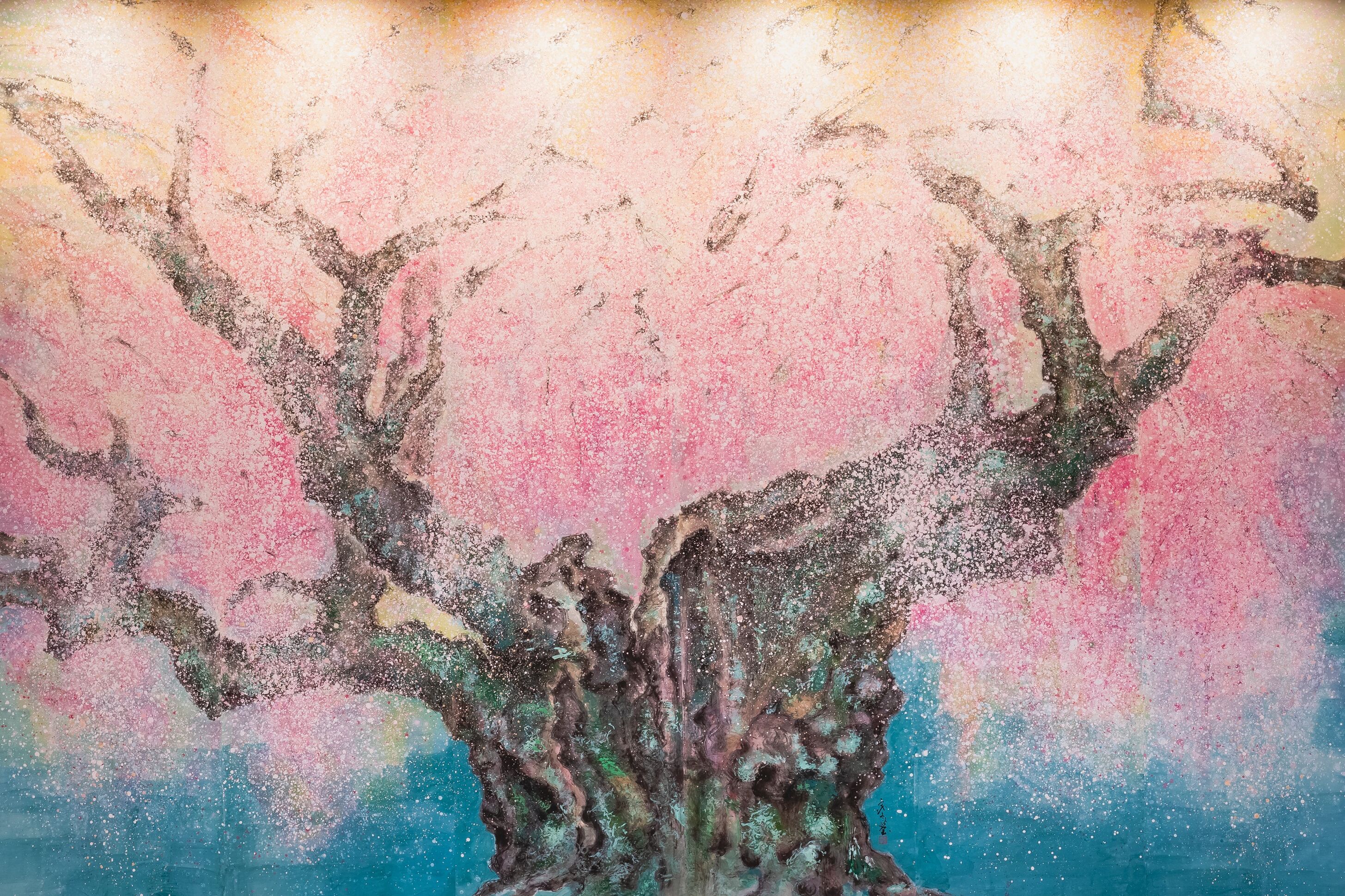 Un árbol con corteza rugosa y ramas sobre un fondo degradado.