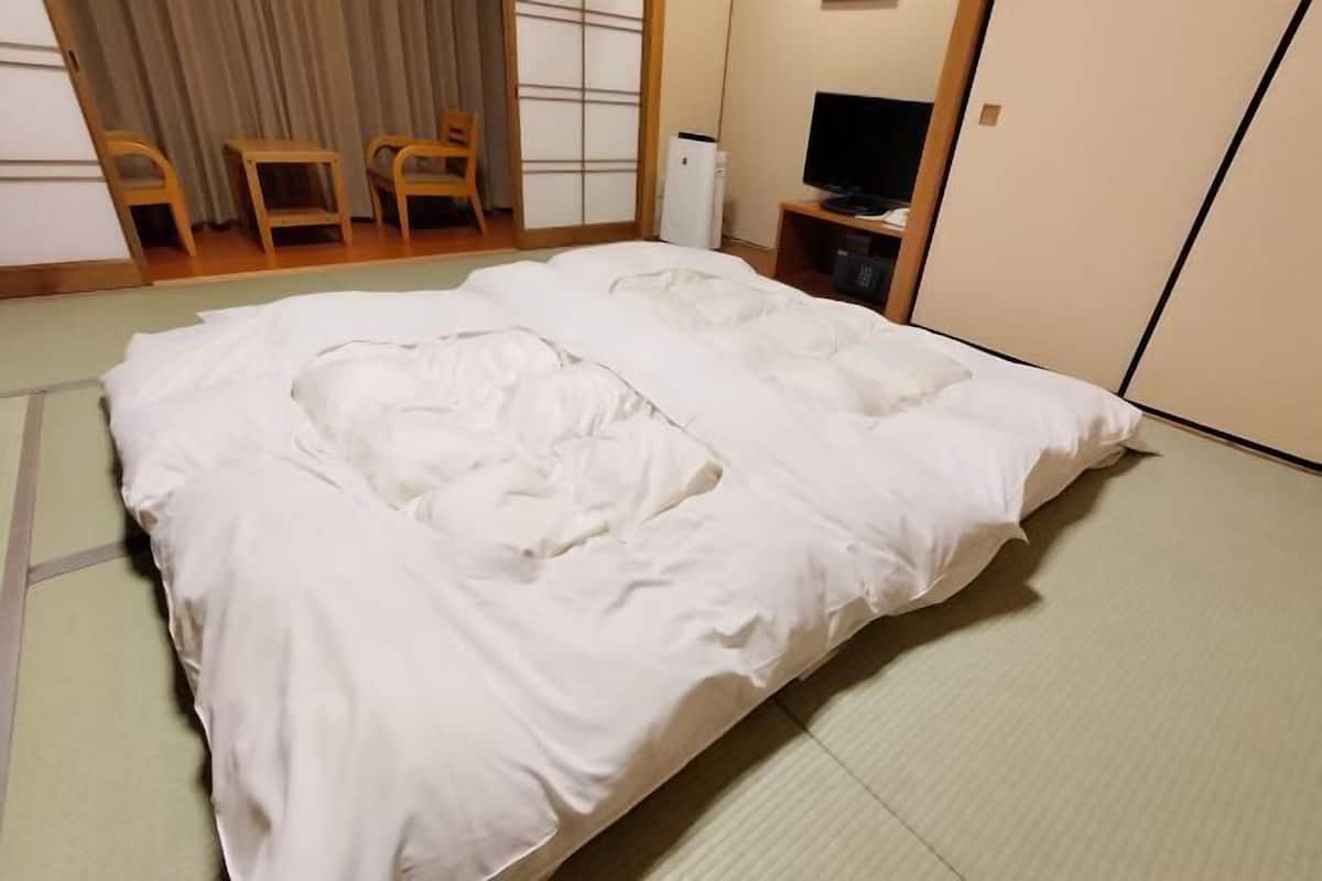 In-room safe, free WiFi, bed sheets