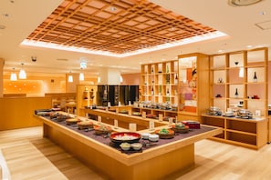 Petit déjeuner buffet (2200 JPY par personne)