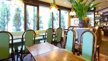 Daily cooked-to-order breakfast (JPY 700 per person)