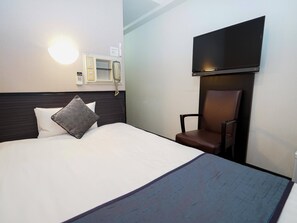 Down comforters, desk, blackout drapes, iron/ironing board - Hotel AreaOne Okayama (Okayama)