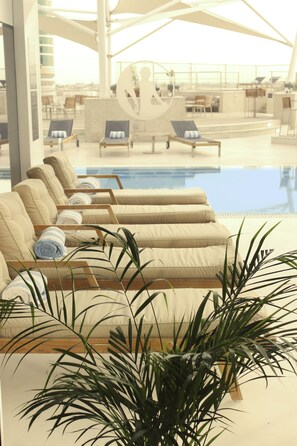 حمام سباحة خارجي