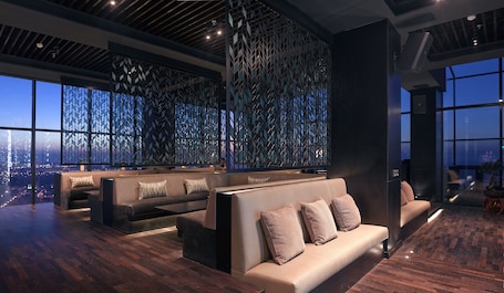 4 restaurants, breakfast, lunch, dinner served; Italian cuisine