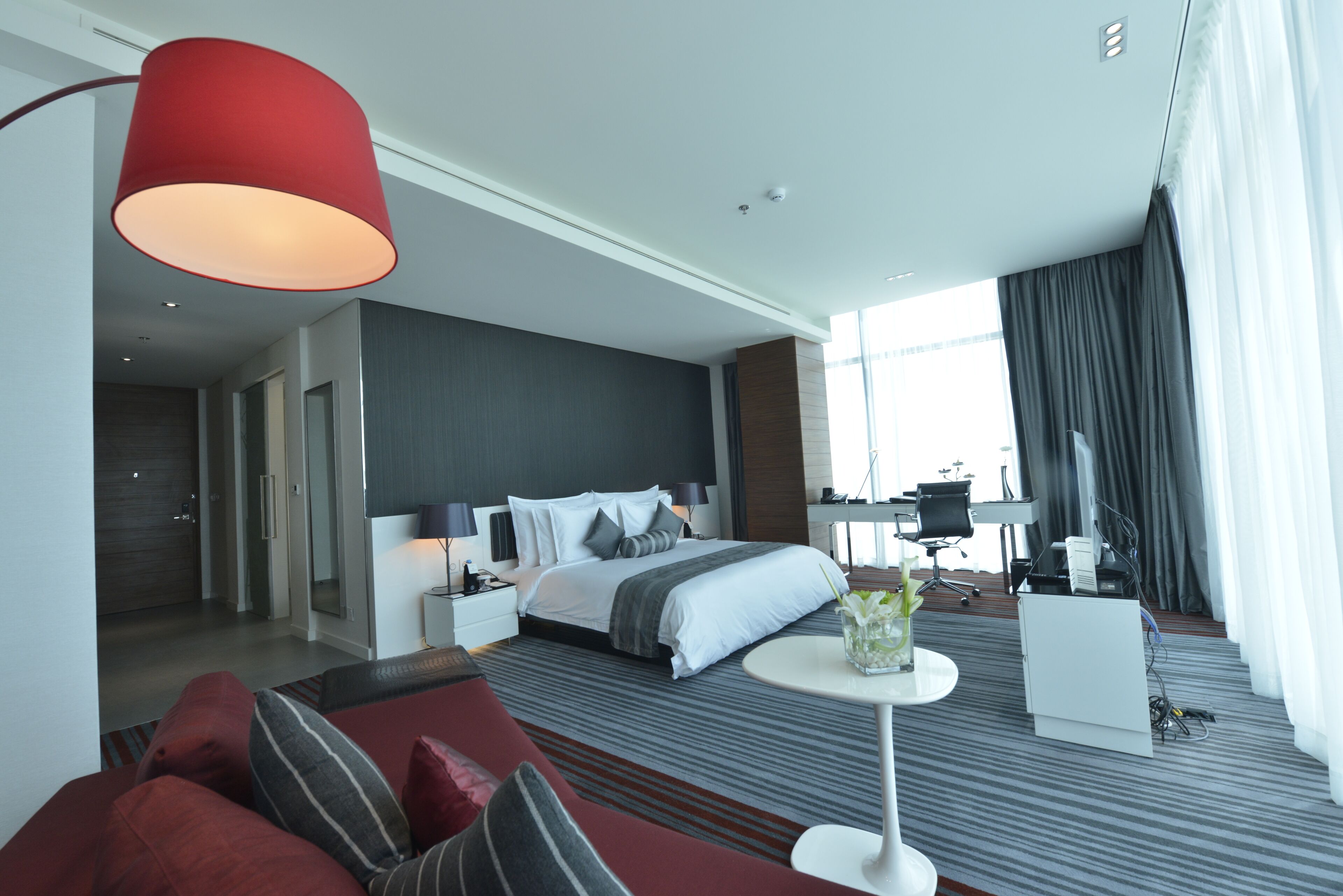 高档床上用品、迷你吧、客房内保险箱、办公桌