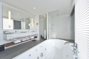 Separate tub and shower, free toiletries, bathrobes, slippers - Ramee Grand Hotel & Spa (Manama)