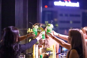 4 restaurants; breakfast, lunch, dinner and brunch served 