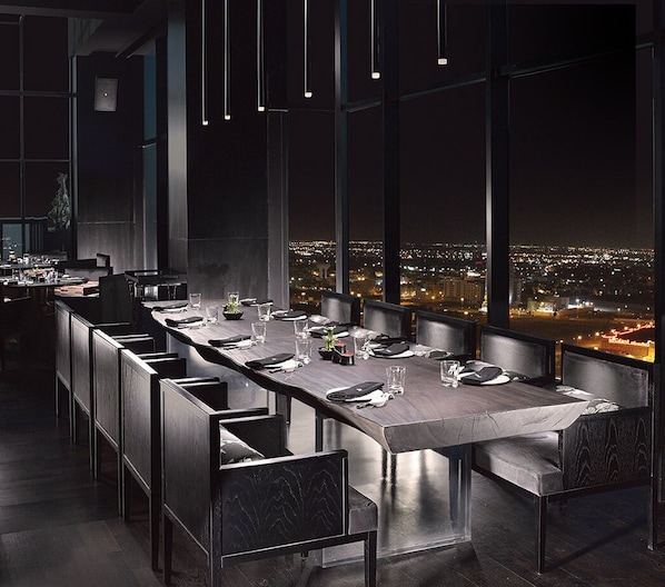 4 restaurants; breakfast, lunch, dinner and brunch served 