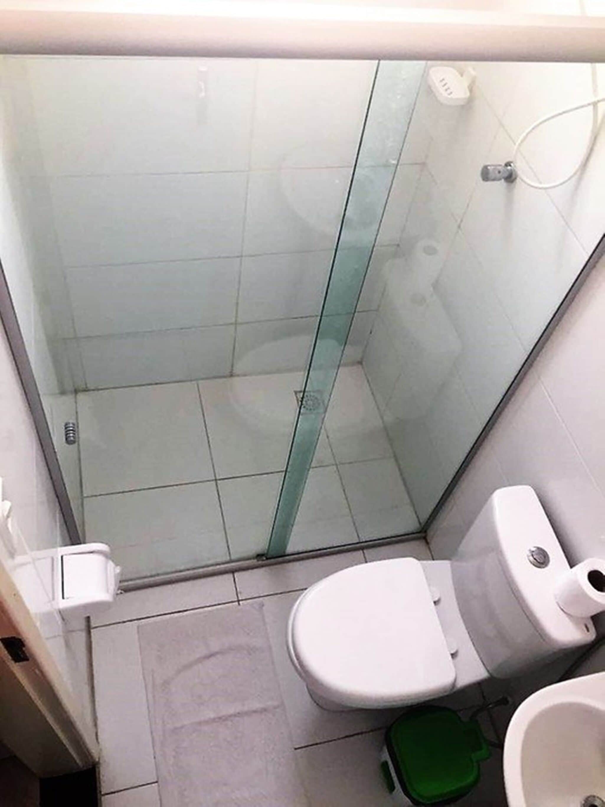 deluxe room 1 double bed | bathroom | combined shower/bathtub, towels