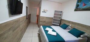 Minibar, escritorio, cortinas blackout y tabla de planchar con plancha 