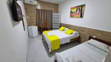 Minibar, escritorio, cortinas blackout y tabla de planchar con plancha
