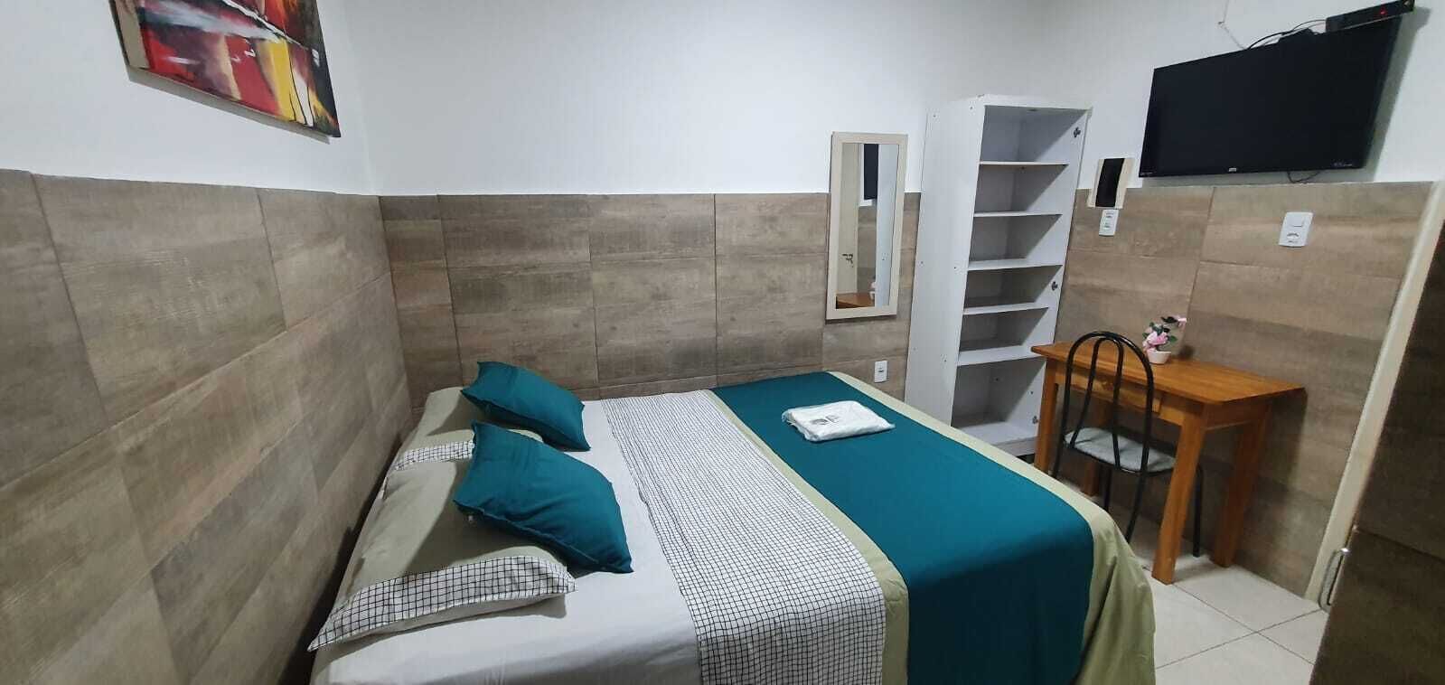 Bar mini, meja, langsir/tirai gelap terus, seterika/papan seterika 