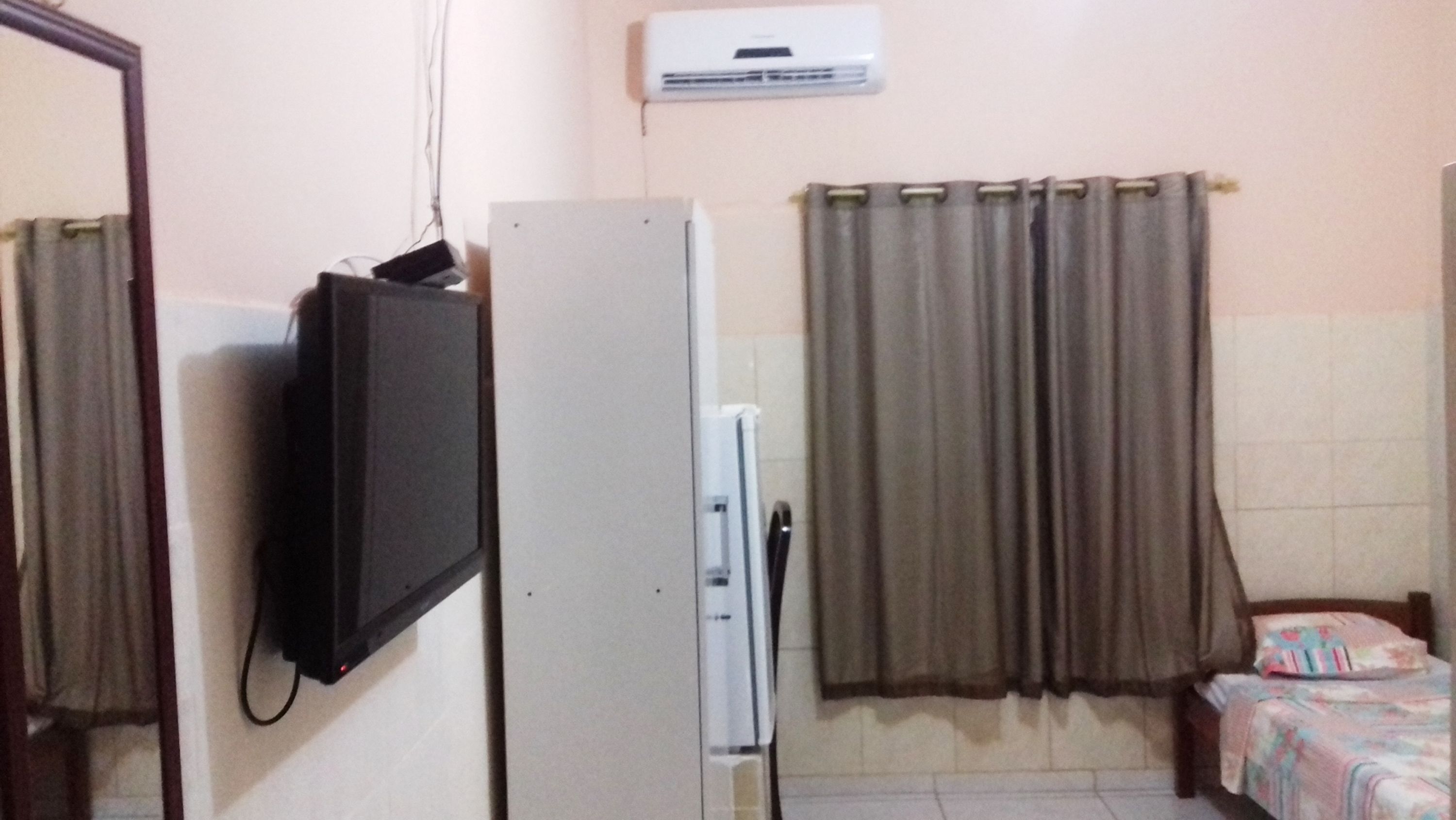 Bar mini, meja, langsir/tirai gelap terus, seterika/papan seterika 
