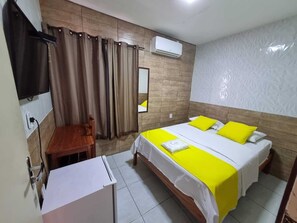 Quarto solteiro standard | Frigobar, escrivaninha, cortinas blackout, ferros/tábuas de passar roupa