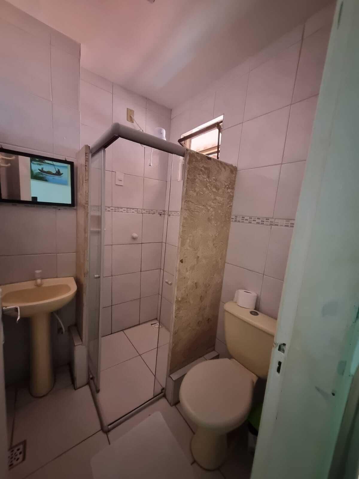 standard triple room | bathroom | combined shower/bathtub, towels