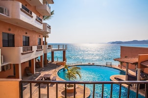 Piscina externa, guarda-sóis, espreguiçadeiras