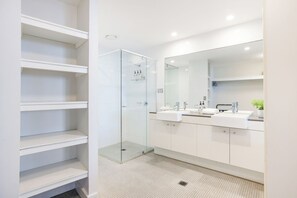 Separate tub and shower, designer toiletries, hair dryer, towels - C Bargara Resort (Bargara)