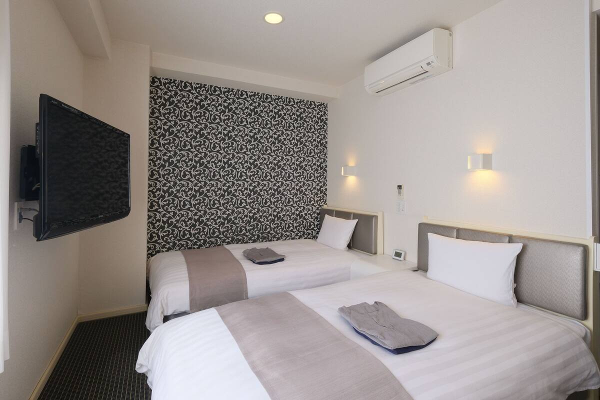 Standard Twin Room, Non Smoking | Meja, langsir/tirai gelap terus, seterika/papan seterika, Wi-fi percuma 