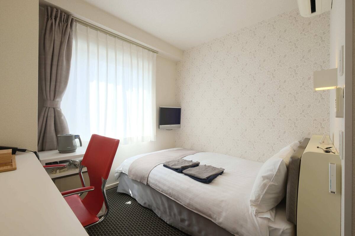 Economy Double Room, Non Smoking (Small) | Meja, langsir/tirai gelap terus, seterika/papan seterika, Wi-fi percuma 