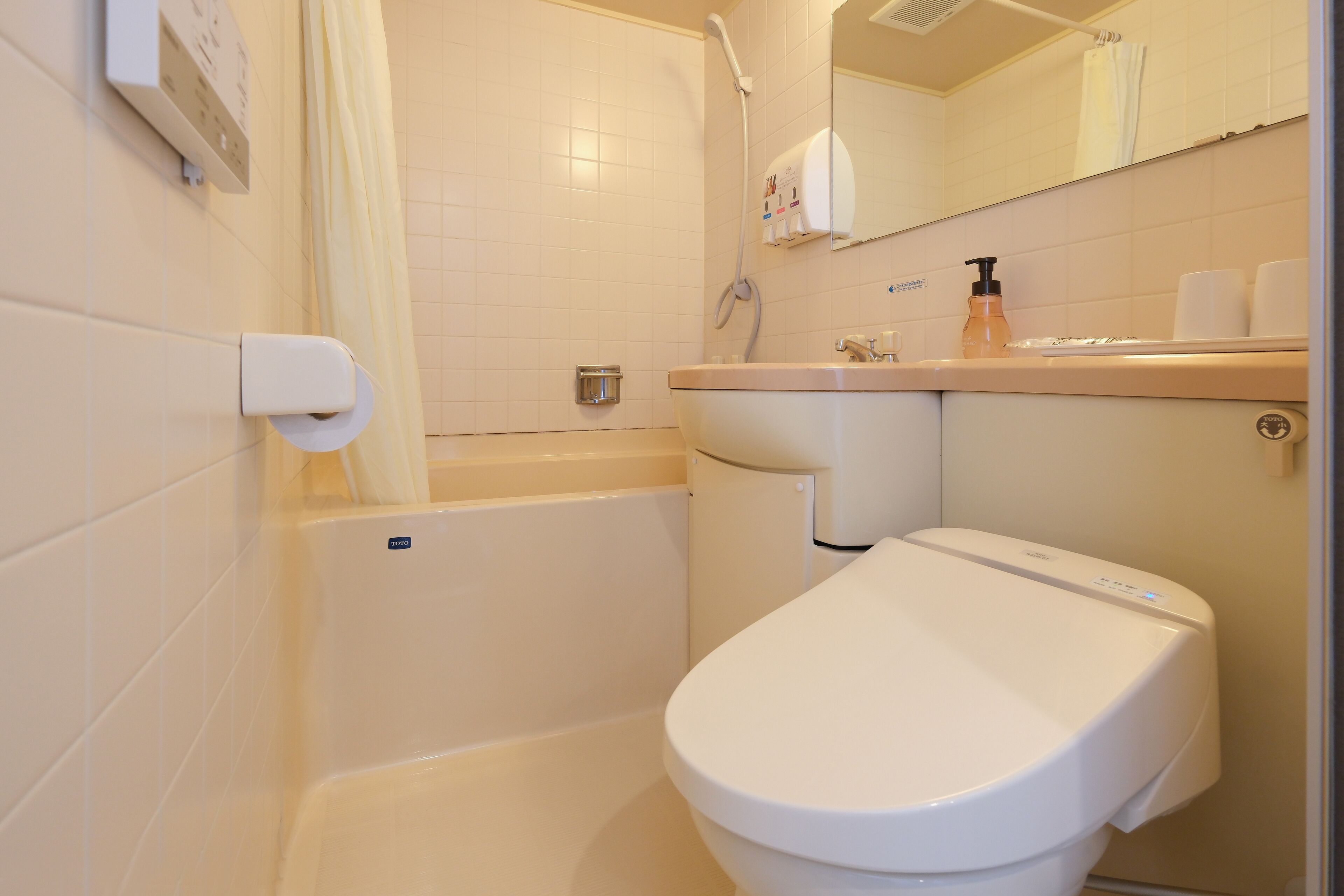 twin room, non smoking | bathroom | combined shower/bathtub, free toiletries, hair dryer, slippers