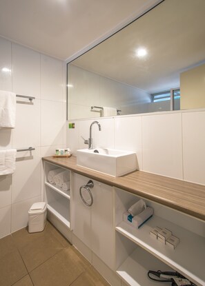 Habitación estándar, 1 habitación (Twin) | Ropa de cama de alta calidad, colchones Tempur-Pedic, escritorio