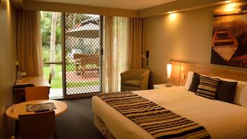 Executive Room, 1 King Bed | Premium bedding, Tempur-Pedic beds, desk, iron/ironing board