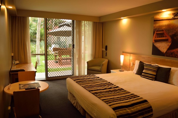 Executive Room, 1 King Bed | Premium bedding, Tempur-Pedic beds, desk, iron/ironing board