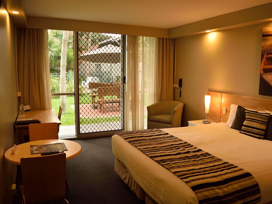 Quarto executivo, 1 cama King | Roupas de cama premium, camas Tempur-Pedic, escrivaninha