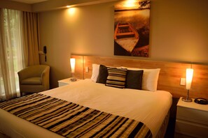Executive Room, 1 King Bed | Premium bedding, Tempur-Pedic beds, desk, iron/ironing board