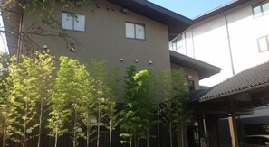 A multi-story building with a flat roof and several windows. - Sakuraan Kawaguchiko Hotel (Fujikawaguchiko)