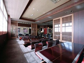 Déjeuner et dîner servis sur place