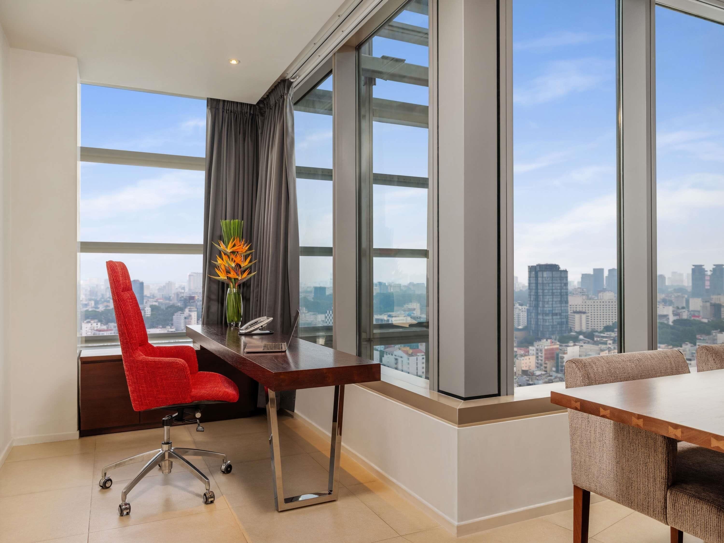 Een minibar met enkele gratis items, een kluis op de kamer, een bureau