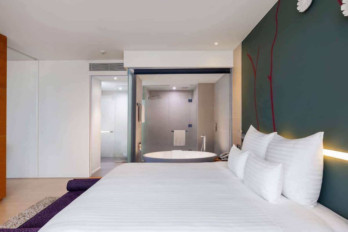 Executive Suite, 1 King Bed | Free minibar items, in-room safe, desk, free WiFi