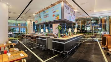 2 bars/lounges, cocktail bar, rooftop bar