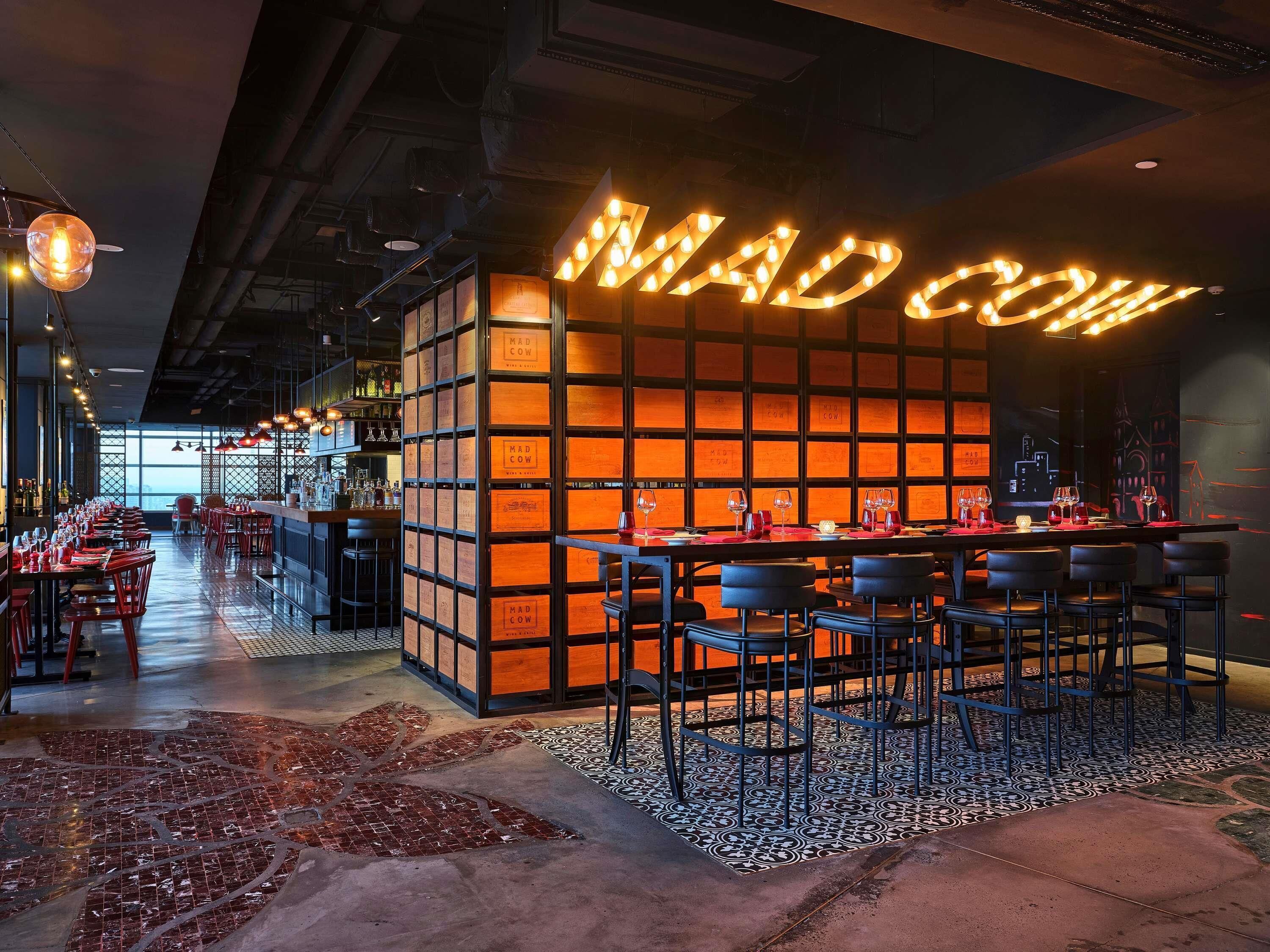 3 nhà hàng, phục vụ bữa sáng, bữa trưa, món ăn mang phong cách quốc tế 