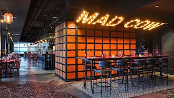 3 restaurants, breakfast, lunch, dinner served; international cuisine