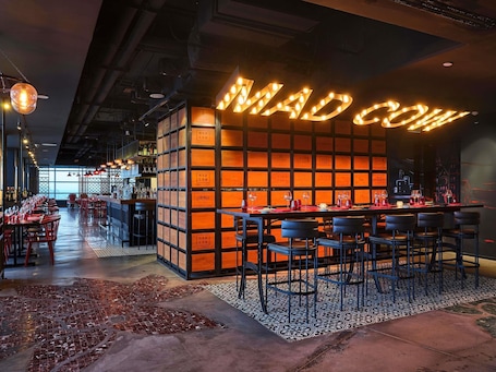 3 restaurants, breakfast, lunch, dinner served; international cuisine