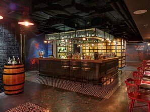 3 restaurants, breakfast, lunch, dinner served; international cuisine 